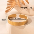 Bracciale rigido dorato largo martellato con design a cuore vuoto e apertura regolabile - Stile Trama Martellata (YB-140)