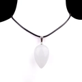 Collana minimalista con ciondolo in pietra bianca traslucida e cordino intrecciato - Cristallo di rocca