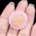 Pendentif en quartz rose avec gravure dorée de l'Oeil d'Horus sur un disque de cristal rond - Quartz rose
