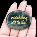 Pierre d'agate mousse avec gravure dorée Relax the body calm the mind pour méditation - Agate d'Inde