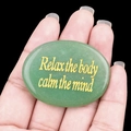 Pierre d'aventurine verte polie avec gravure dorée Relax body calm mind en main - Aventurine Verte