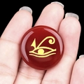 Pierre de cornaline rouge polie avec symbole égyptien doré de l'Œil d'Horus - Agate rouge