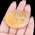 Pierre de cristal jaune naturelle ovale gravée avec une citation inspirante dorée - Jade Jaune