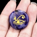 Pierre de lapis-lazuli avec gravure dorée de l'Œil d'Horus tenue dans la main - Sodalite bleue