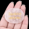 Pierre de quartz rose tenue à la main avec gravure Relax the body calm the mind - Cristal blanc