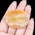 Handgehaltener gelber Kristall-Handstein mit This Too Shall Pass Gravur - Gelbe Jade