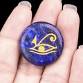 Pierre ronde en lapis-lazuli avec gravure dorée de l'Oeil d'Horus à la main - Lapis-lazuli