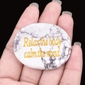 Pierre d'énergie turquoise blanche ovale avec gravure Relax the body calm the mind - Howlite