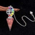 Lebensbaum Mond-Anhänger mit bunten Chakra-Steinen und rosa Kristallkegel für Yoga - Erdbeerquarz