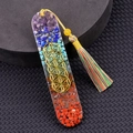 Lesezeichen aus Harz mit Chakra-Kristallsteinen, Blume des Lebens und buntem Quastenanhänger - Regenbogenstein