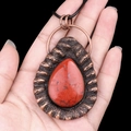 Collier vintage avec pendentif en jaspe rouge et base en cuivre antique ciselé - Jaspe Rouge