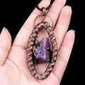 Vintage-Bronze-Anhänger in Augenform mit lila Naturkristall an schwarzer Schnur - Amethyst