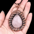 Collier vintage avec pendentif en cristal rose et cadre en spirale de bronze antique - Quartz rose