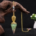 Péndulo de resina con cristal verde y corazón dorado con espiral de metal interno - Aventurina Verde
