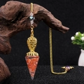 Péndulo dorado con cristales naranjas en un colgante de resina en forma de cono - Ágata roja