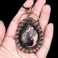 Collier pendentif goutte d'eau vintage avec pierre rhodonite rose noire et cadre bronze - Rhodonite