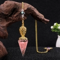 Collar de péndulo hexagonal dorado con cristales rosas y diseño de corazón calado - Cuarzo rosa