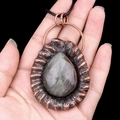 Pendentif goutte d'eau rétro en pierre grise sur cordon noir avec monture en cuivre - Labradorite
