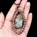 Anhänger aus grünem Naturkristall mit ovalem Rahmen aus Vintage-Bronze am schwarzen Band - Grüner Aventurin