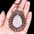 Collier rétro avec pendentif opale en forme de goutte et cadre en cuivre en spirale - Cristal blanc