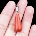 Colgante de gota de jaspe rojo natural con cierre de metal plateado en mano - Jaspe Rojo