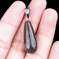 Colgante de labradorita natural en forma de gota con cierre de plata en la mano - Ágata de la India