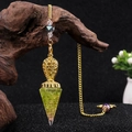 Colgante de energía Orgón con cristales verdes y espiral dorada en cadena de oro - Cristal de peridoto