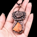 Handgemaakte koperen uilenketting met oranje zonnesteen hanger op zwart koord - Zonnesteen