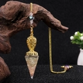 Péndulo de resina dorada con cono hexagonal de cristal y espiral sobre madera natural - Prehnita