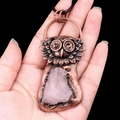 Vintage uil hanger ketting met roze kristal en antiek koperen afwerking op de hand - Rozenkwarts