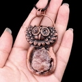 Vintage uilen hanger ketting met natuurlijke roze kristalsteen en antieke koperen afwerking - Aardbeienkwarts