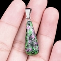 Colgante de lágrima de rubí zoisita natural con enganche de plata en mano - Rubí Zoisita