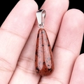 Colgante de gota de agua en jaspe natural rojo y negro con enganche de metal plateado - Obsidiana Caoba