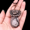 Vintage koperen uil ketting met ruwe kristallen hanger aan zwart geweven touw - Bergkristal