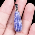 Colgante de gota en piedra natural azul y violeta con enganche de metal plateado - Sodalita