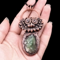 Vintage bronzen uil hanger met groene ruwe edelsteen aan een zwart gevlochten koord - Fluoriet