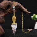 Péndulo hexagonal de resina dorada con trozos de cristal blanco y espiral de cobre - Opalo (Sintético)