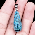 Colgante de gota en piedra natural azul y verde con cierre de metal plateado - Locura Azul