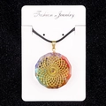 Collier pendentif octogonal en résine de pierres naturelles avec fleur dorée - Style Lanière