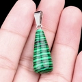 Colgante de lágrima de malaquita verde con enganche de plata para joyería artesanal - Malaquita (Sintética)