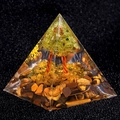 Pyramide d'Orgone avec arbre de vie en cristal d'olive et base en résine d'oeil de tigre - 5cm / Oeil de Tigre et Arbre d'Olivine (K5)
