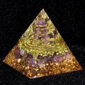 Orgonit-Pyramide mit Amethyst, Gold-Kupferspule und Harz für die Schreibtischdekoration - P3-Amethyst Stil / 5cm