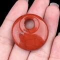 Handgehaltener Anhänger aus rotem Jaspis-Naturstein mit einzigartiger Marmorierung - Roter Jaspis