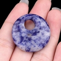 Ciondolo donut in sodalite blu e bianca con texture liscia e rotonda lucidata - Sodalite