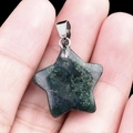 Pendentif étoile en agate mousse verte avec bélière argentée présenté en main - Agate Indienne / 20mm