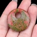 Ciondolo a ciambella in pietra naturale unakite verde e rossa con finitura liscia - Unakite