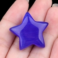 Estrella de piedra ojo de gato púrpura de 30mm con efecto de brillo sedoso en mano - Azul Real