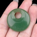Ciondolo a ciambella in pietra naturale verde con foro laterale, finitura liscia 30mm - Aventurina verde
