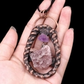 Pendentif en bronze vintage avec améthyste et quartz rose naturels sur cordon noir - Quartz Fraise