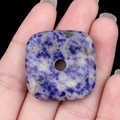 Ciondolo quadrato in sodalite blu naturale con venature marmorizzate bianche - Sodalite
